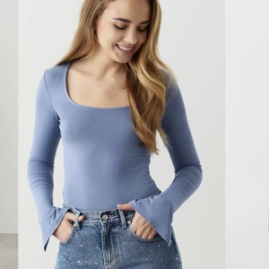 Uringad från gina  - Säljer min blåa urringad tröja från gina då den inte kommer till någon användning 