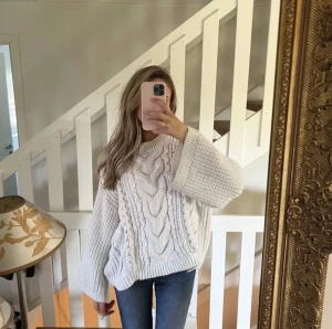 Stickad tröja - Denna fina stickade tröja från Hm, använd Max 2 gånger så i bra skick🫶🏼  Storlek S men är oversized i storleken, sitter som på bilden skulle jag säga❤️ Lånade bilder!!