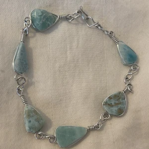 Armband med blå stenar - Silvrigt armband med blåa stenar. 
