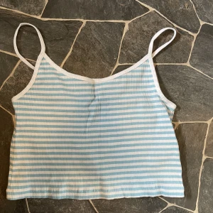 linne - randigt linne i croptop-format från New Yorker, strlk L men sitter mer som en S/M💋 använd ca 3 gånger, säljes pga inte kommer till användning💕