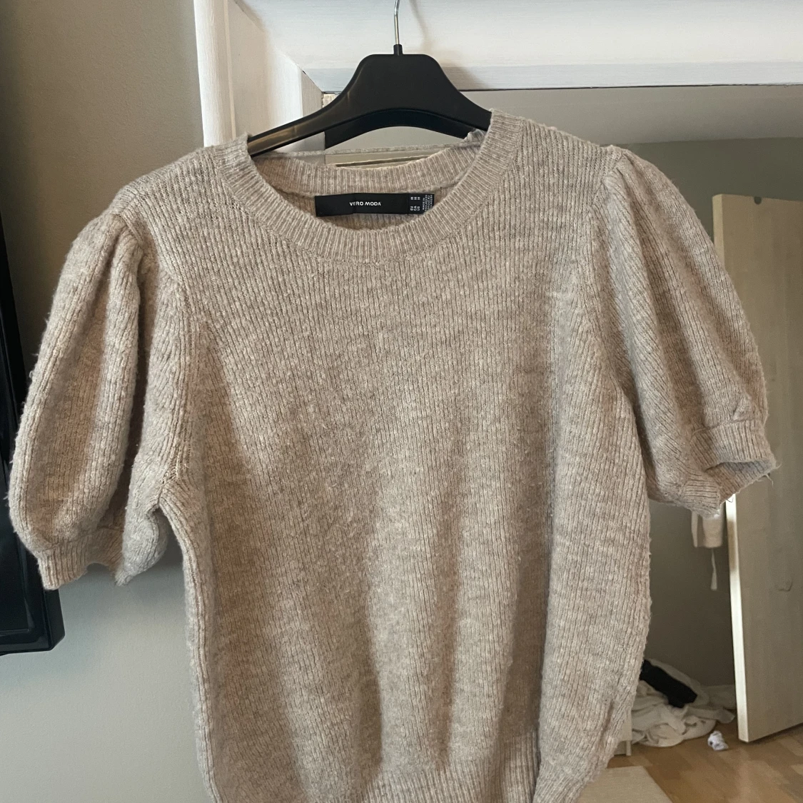 Beige stickad t-shirt