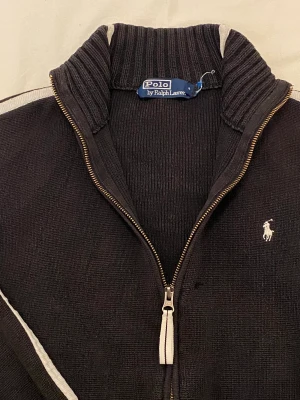 Ralph lauren zip up - Snygg Ralph lauren zip up! Priset kan diskuteras, våga skriva skambud (kommer förmodligen nekas)😅 Utmärkt skick (8/10). Passar mig som är 180 storlek är M. (Bild nr1) Det är inte ett hål vid dragkedjan, det är skuggan.