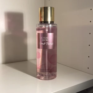 Velvet Petals Victorias Secret - jämförs pris: 200 kr ungefär nästan oänvand 250ml sommrig parfym med noter av blommor, praline och vanilj från Victoria’s Secret - pris kan distukeras och kom privat om angående något annat 