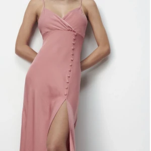 Satin dress with slit - Säljer en klänning från Zara, aldrig använt pga fel storlek. 