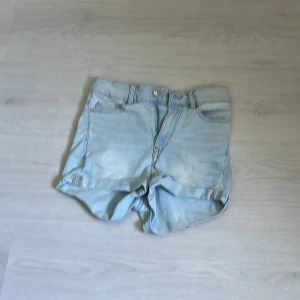 Ljus blåa shorts  -  stretchiga och sköna 