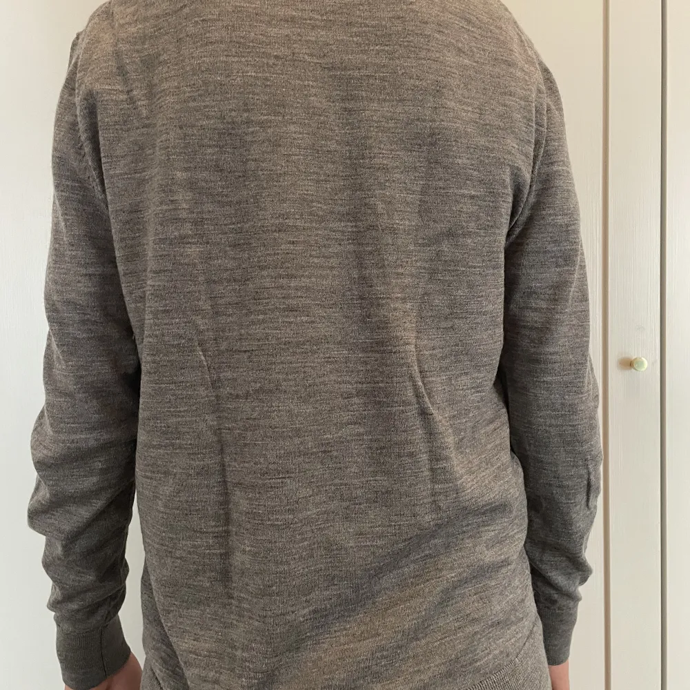 Här är en grå kashmir tröja som är slim fit modellen är 183 och väger 65. Tröjor & Koftor.