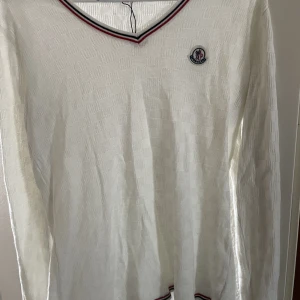 En Moncler Tröja - En moncler tröja, använt 3-4 gånger. Men behöver ej mer.