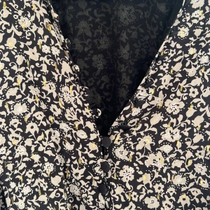 Snygg blus - Supersnygg blus från Zara, väldigt lite använd. Snygga detaljer med knappar hela vägen samt split nederst i ärmarna