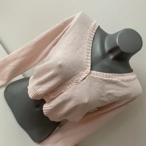 Kofta - Fin kofta från brandy Melville, går inte att köpa längre. Endast använd inte 2 gånger 🫶🏻