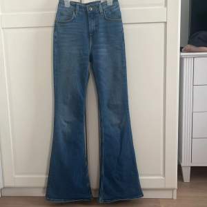 Säljer dessa jättesnygga flare/bootcut jeansen från LEE. De är köpta nya på Carlings och jag har använt de ungefär 5 gånger, säljer då de är lite för långa för mig tyvärr.  Storlek: W25 L31 Hör av dig vid intresse 💞💞pris kan diskuteras 