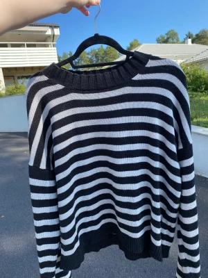 Randig stickad tröja - Randig stickad tröja. Mjuk och skön. Storlek M