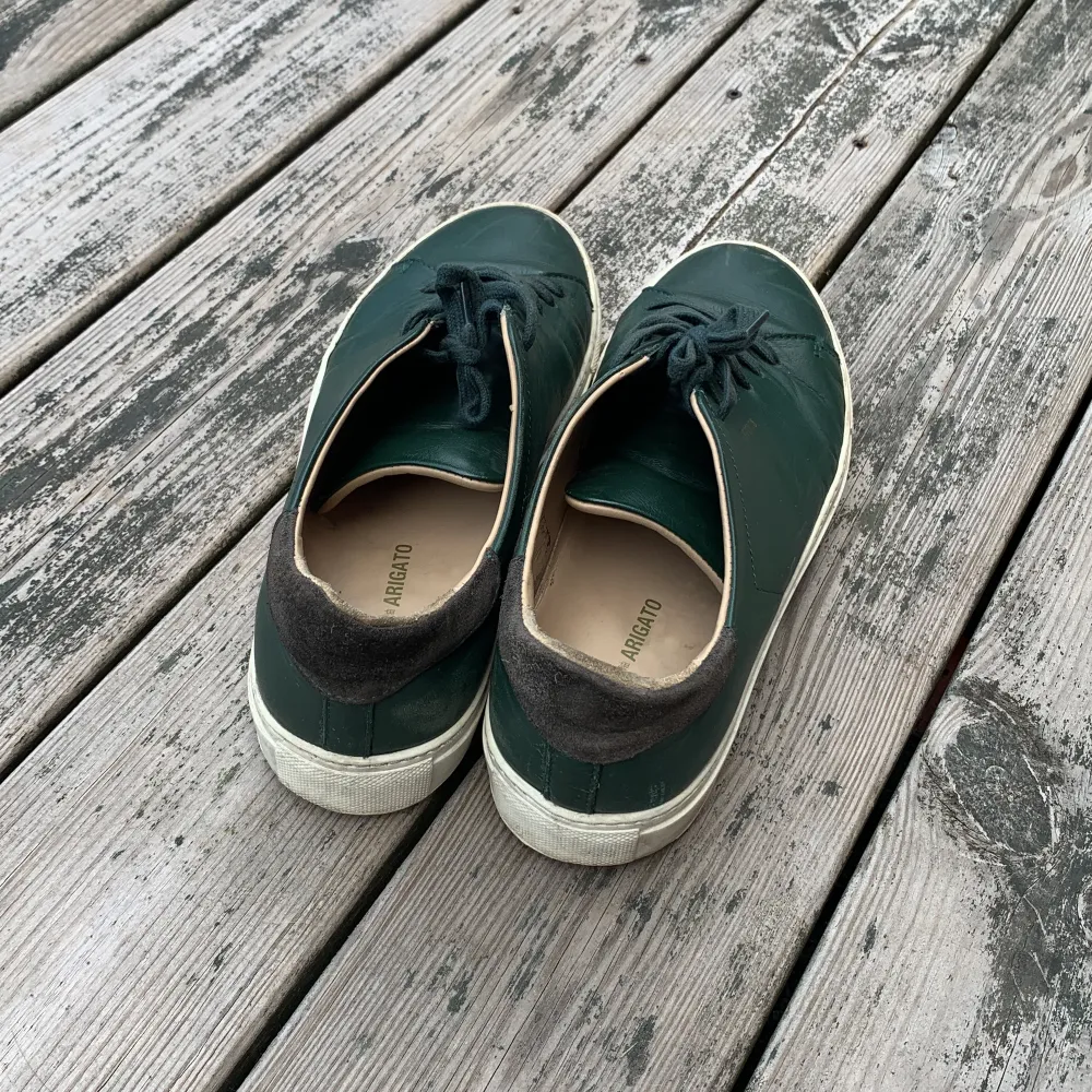 Säljer ett par gröna arigato skor i helt okej skick. Säljer pga av att dom inte har kommit till användning på länge. Dessa är även väldigt svåra att få tag på av de jag vet. Nypris runt 2500 säljer här för 499. Pris kan diskuteras vid snabb affär🤙🏼. Skor.