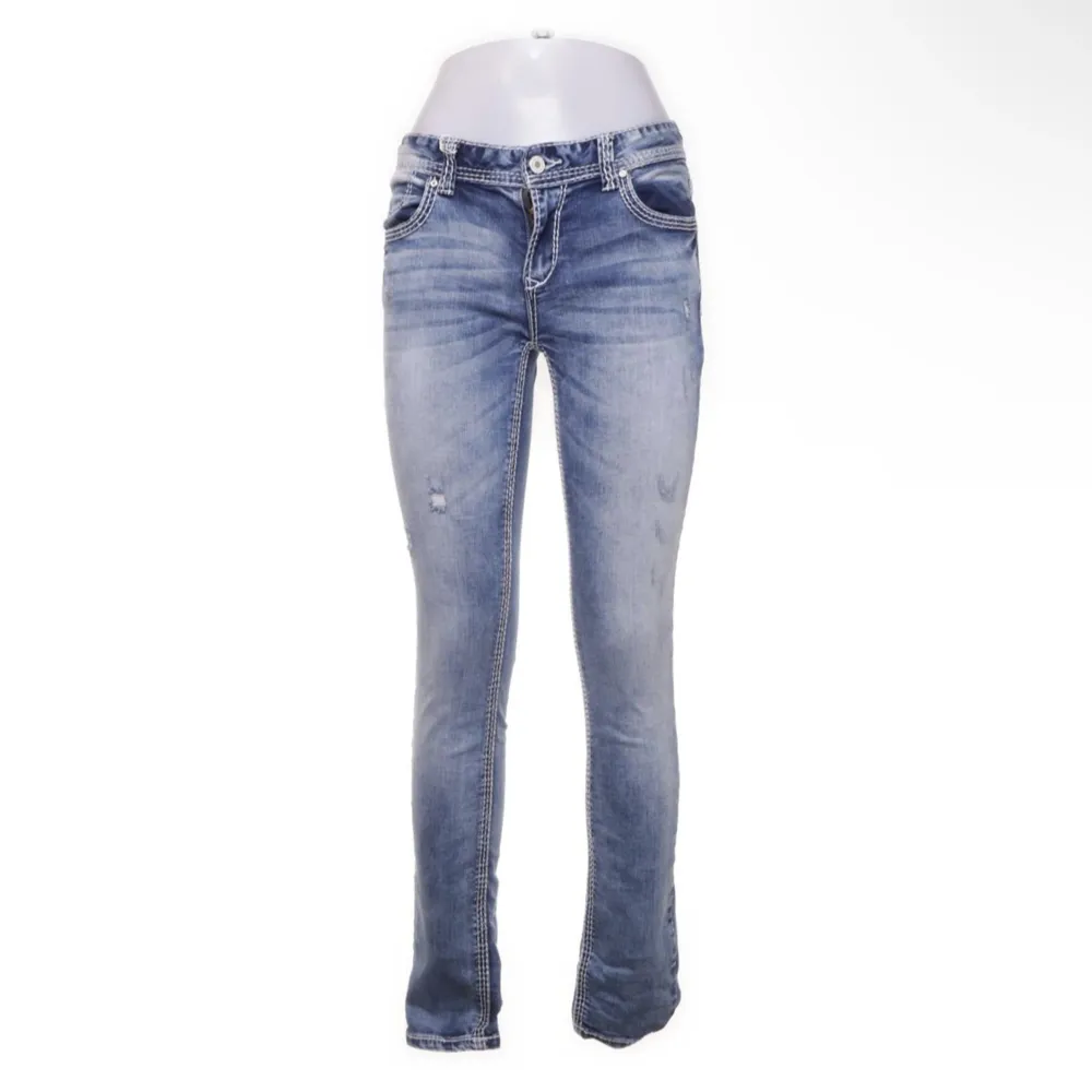 Sjukt fina jeans som tyvärr är försmå för mig💗 storlek 36/38, passar bra på mig i längden som är 174! Pris går alltid att diskutera😊. Jeans & Byxor.