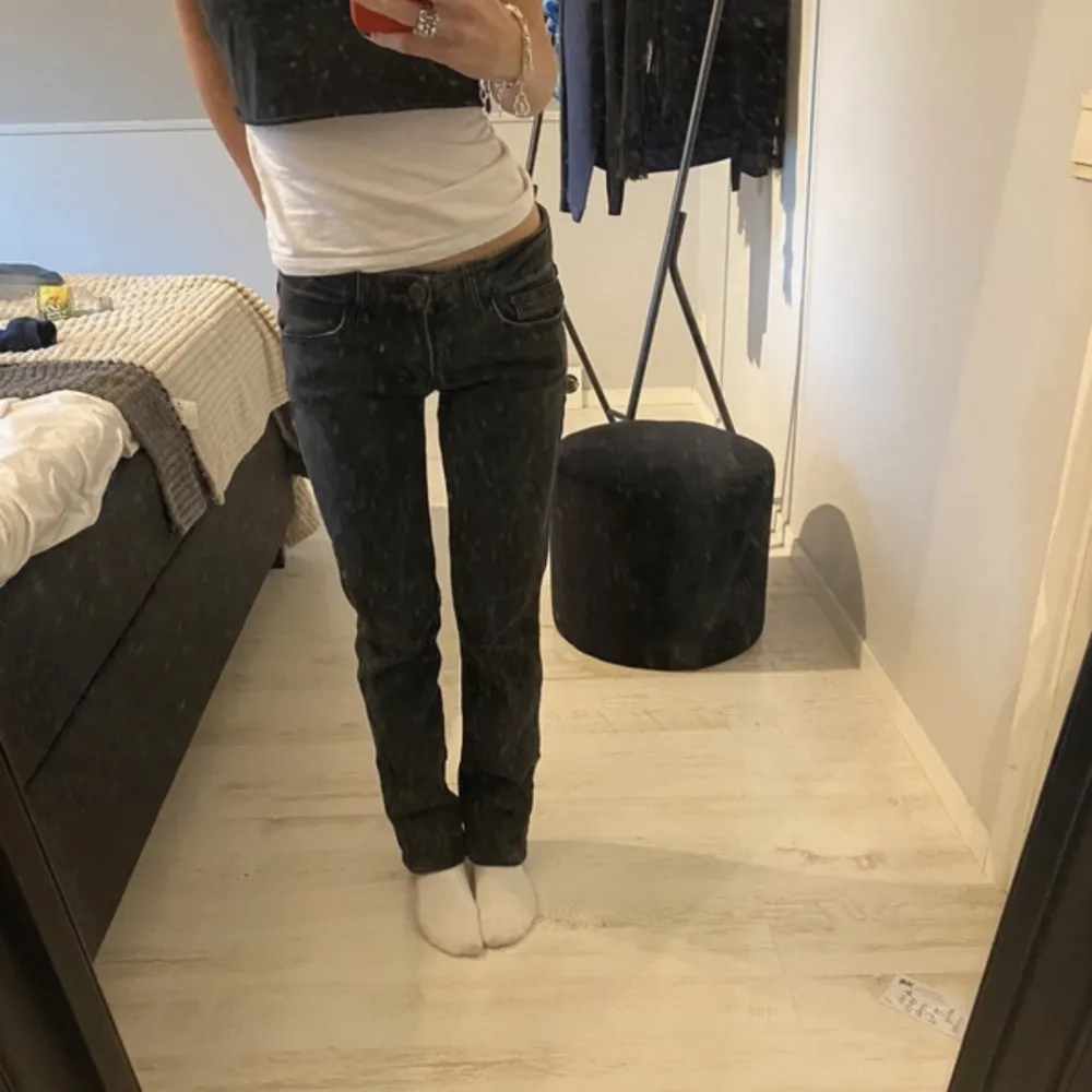 Supersnygga  lågmidjade jeans ifrån STR zalando med en urtvättad svart färg! Jag är 158 men har vikt in jeansen så de skulle passa någon längre . Jeans & Byxor.