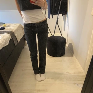 Svarta lågmidjade jeans  - Supersnygga  lågmidjade jeans ifrån STR zalando med en urtvättad svart färg! Jag är 158 men har vikt in jeansen så de skulle passa någon längre 