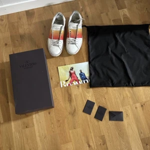Valentino sneakers - Valentino Open Sneakers! Storlek 43. Köptes för 7000kr. Alla tillbehör medföljer samt box medföljer givetvis. På bilderna är dem inte tvättade än så de går att få mycket mer rena. Kan passa större o mindre
