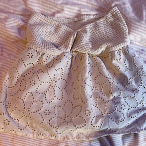 Tub Top shein - Säljer en typ Top från Shein så somrig☀️ rensar ur garderoben och är i helt nyskick💞 storlek xs passar mig bra som är 156 har xs och 13/14 i kläder🤍 köp direkt för 200