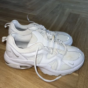 Sneakers - Vita sneakers från Nike, använd ett fåtal gånger 