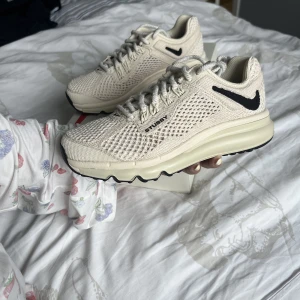Nike Air Max stussy🫶🏼 - Säljer mina fina air max stussy🫶🏼 säljes då jag fick två par och använder ena paret till gymmet🤍 detta paret är alltså aldrig använt🫶🏼 högt pris pga att det är en eftertraktad sko samt att dom är o nyskick utan defekter:)) 