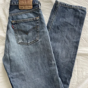 Vintage Levis 501 - Vintage Levis 501:or i storlek W29 L32. Inga tydliga skavanker. Rekommenderar till någon som har 34/36. Low waist.    Mått:  Midja: 38 cm Innerben: 79 cm
