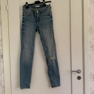 Zara jeans oanvända  - Zara jeans som aldrig är använda med slitningar. Ifrån faras premium kollektion. Mid Rise och skinny modell 