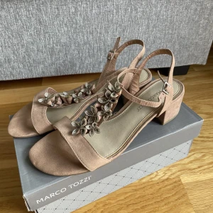 Marco Tozzi sandaler i storlek 40 -  •Fina, bekväma sandaler som var använda vid ett tillfälle •Färg: nude •Klackhöjd: 4,5 cm •Köpte för 600 kr •Originalbox medföljer 🚫Djurfritt och rökfritt hem