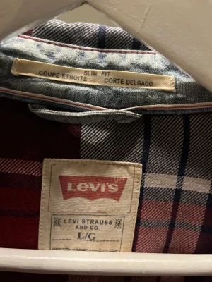 Levis L/G Slim Fit Coupe Etroite Corte Delgado - Bra skick. Knappt använd.