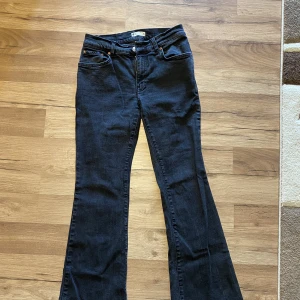 Low waist bootcut jeans Ginatricot - Säljer dessa Low waist bootcut jeansen från Ginatricot. Köpt för 499 men säljer för 250 kr + frakt❤️Dm för bild på!