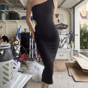 Oanvänd klänning med prislapp - Oanvänd klänning med prislapp kvar, går ej att köpa i Sverige  Märke: Stradivarius Second hand köp: nej Färg/info om plagget: svart med öppen sida, one-shoulder Ursprungligt pris: 23€/250kr Mitt pris: 200kr Leverans: spårbar frakt med PostNord för 62kr