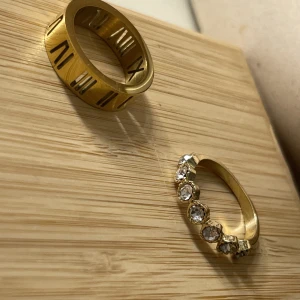 Ringar  - 2 stycken super fina ringar den åt vänster är rostfri, den åt höger är från glitter så oklart, aldrig använda✨