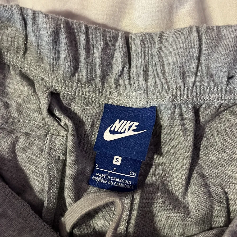 Nike shorts I storlek S. Säljer för att de har blivit för små. Väldigt bra skick ni står för frakt. Skriv om ni är intresserad.. Shorts.