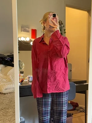 Röd skjorta  - En så fin röd skjorta jag köpt på second hand för ett tag sen men knappt använt, inga hål eller fläckar! ! Tryck på köp nu eller kontakta mig vid frågor/ sammfrakt 💗 