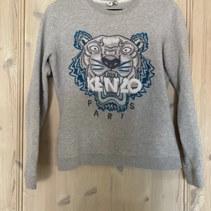 Kenzo tröja  - Bra skick! Storleken M (barnstorlek) så skulle säga att den är som en Xs. 