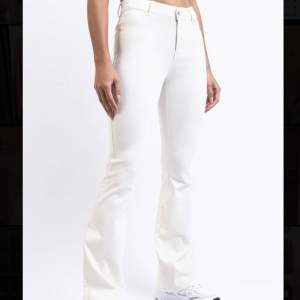 Snygga högmidjade vita bootcut jeans 🤩tyvärr för små för mig ❤️❤️