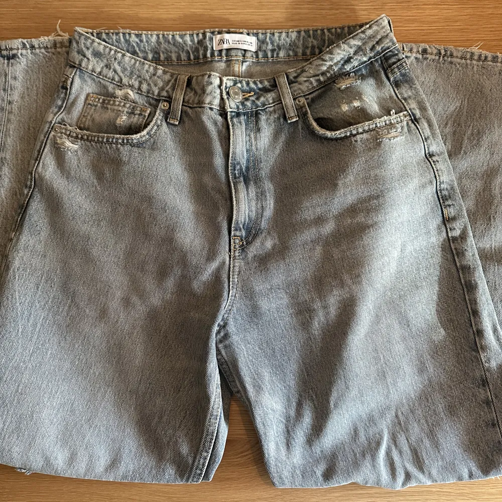 💓Ljusblåa jeans med hål/slitningar 💓Storlek 38 💓Från Zara 💓Kan skickas, köparen betalar frakt . Jeans & Byxor.