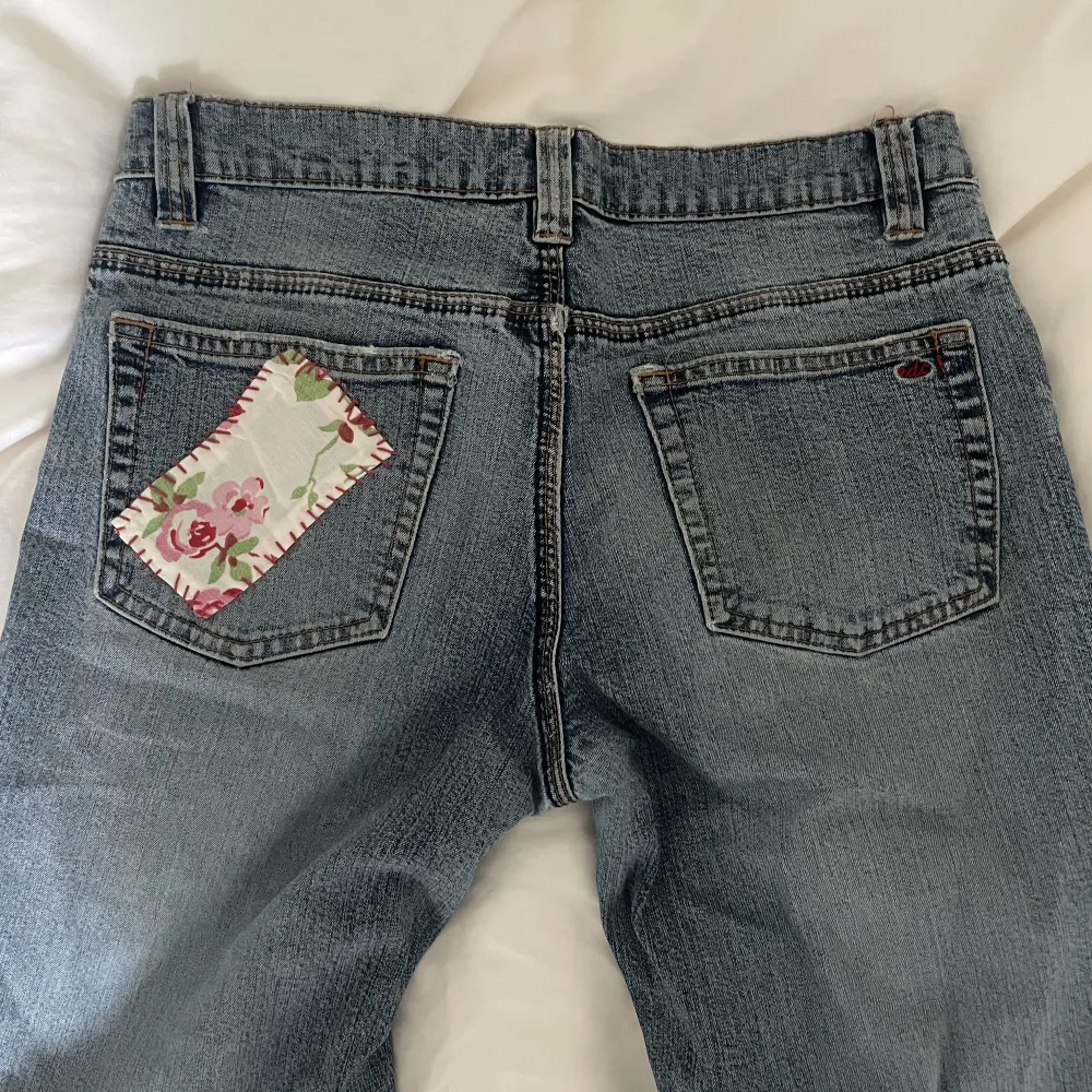 Jeans i perfekt färg och med fina blompatches! 💞 har sprättat upp de längst ner så att de skulle bli längre, sitter lågmidjade. Jeans & Byxor.