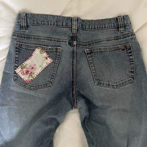 Jeans i perfekt färg och med fina blompatches! 💞 har sprättat upp de längst ner så att de skulle bli längre, sitter lågmidjade