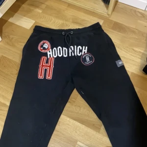 Hoodrich byxor - Säljer pågrund av att jag har bytt still då byxorna inte kommer till användning.(Hjälper en vän) 