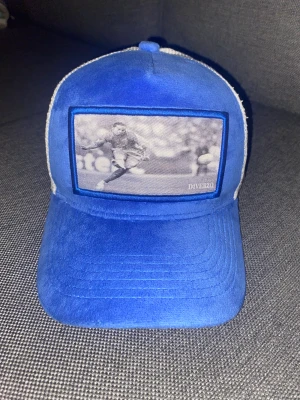 Diverzo Keps - Använd fåtal gånger, skick 9/10. Syns knappt att den är använd. Anpassningsbar och skit snygg. Slutsåld på hemsidan