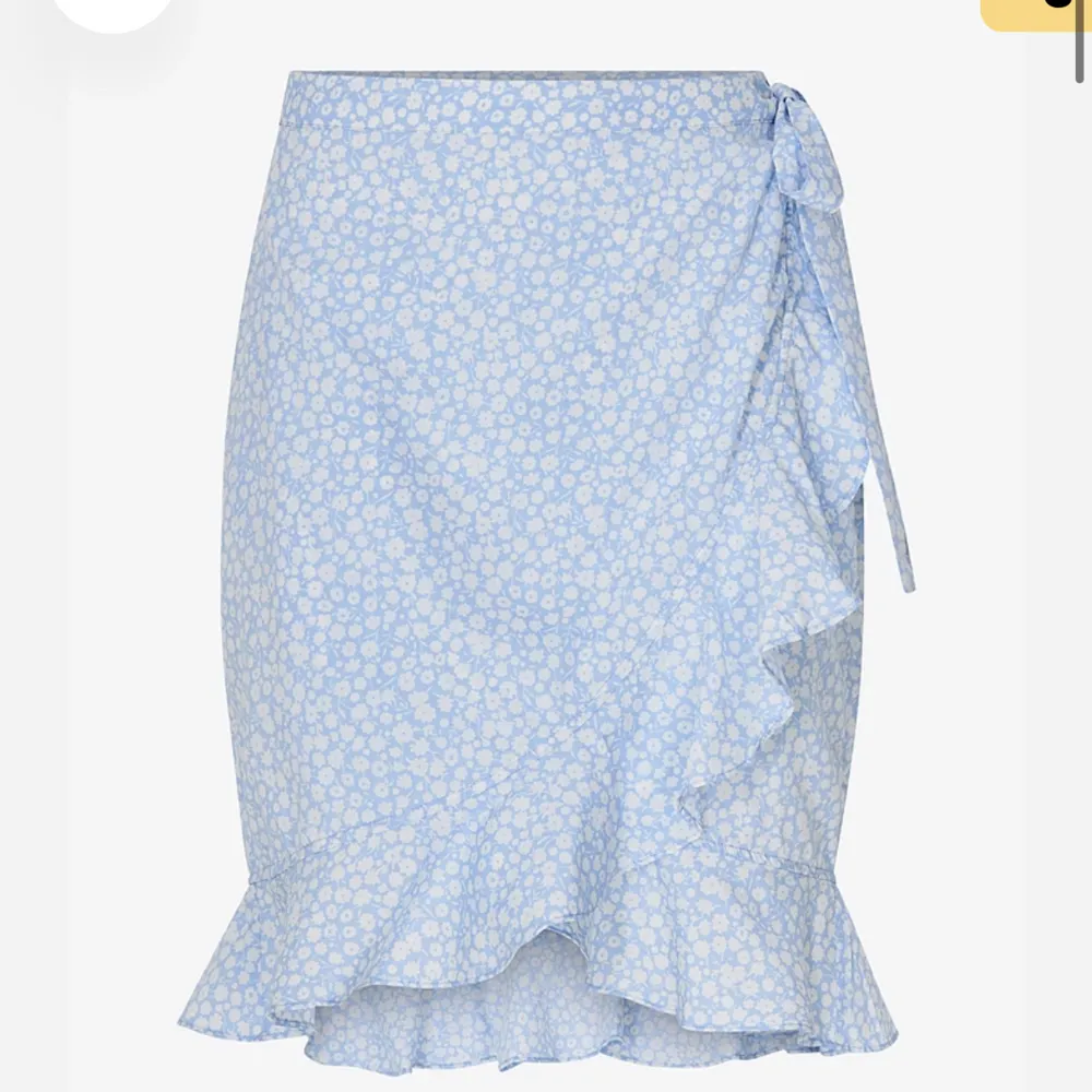 Fin blåblommig kjol från Vero Moda🩵 använd endast en gång 🩵. Kjolar.