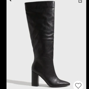 Boots - Nelly High boots, köpta gör va 2 månader sedan, aldrig använda  Nypris 799kr Säljer för 650kr