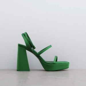 Klackar - Splitternya, oanvända klackar från Zara. Lappen är kvar! Nypris: 699 kr. Obs. Färgen är lite ljusare i verkligheten. 