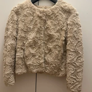 pälsjacka - En pälsjacka från vero moda som knappt är använd så är precis som ny! 