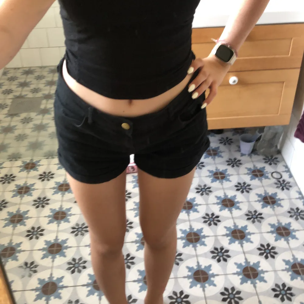 Svarta shorts från H&M som är alldeles för stora för mig🖤💕. Shorts.