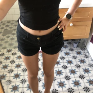 Svarta shorts  - Svarta shorts från H&M som är alldeles för stora för mig🖤💕