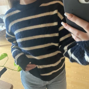 Randig ribbstickad tröja  - Jättefin och supermjuk randig ribbstickad tröja från hm i storlek s som passar perfekt till vintern 💕den är knappt använd och har inga defekter.