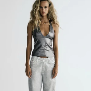 Silver topp med halterneck - Säljer pga för liten för mig, endast testad och prislapp fortfarande på! Det är en xs men passar även xxs! Skriv om ni vill ha fler bilder på plagget! 😍