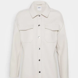 Skjortjacka - ONLY - Helt oanvänd filtjacka från ONLY. Köpt för 450, säljer för 200 kr 🫶🏽(Stor i storleken)