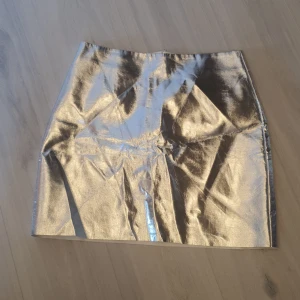 PARTY Kjol vegan silver lack HM stl 40 - Silverkjol från HM, fodrad, dragkedja bak. Stl 40 Nyskick!