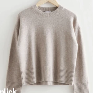 & Other Stories tröja  - Säljer denna så snygga stickade tröjan från &OtherStories. Har endast använt en gång så i nyskick☺️(ser ut som den på första bilden, fast svart) 